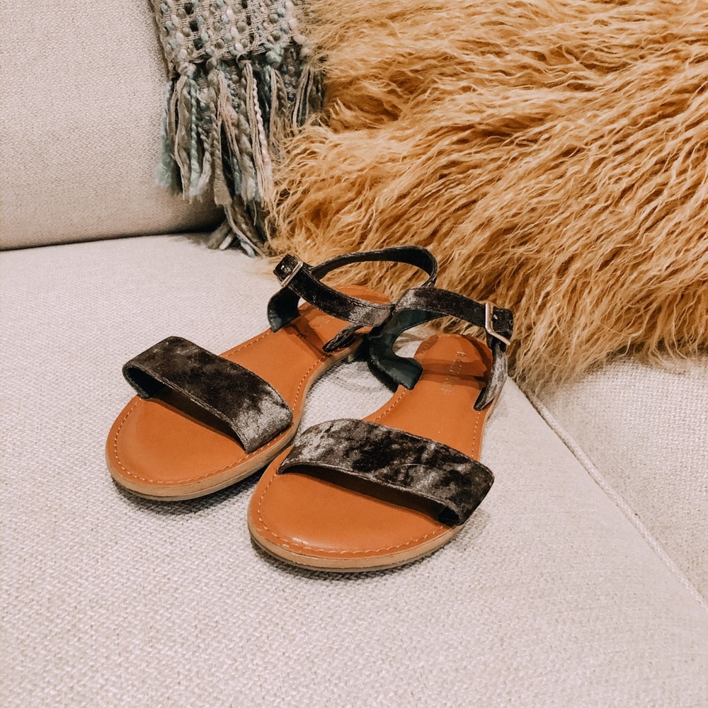 RAMPAGE VELVET SANDALS IN GREEN